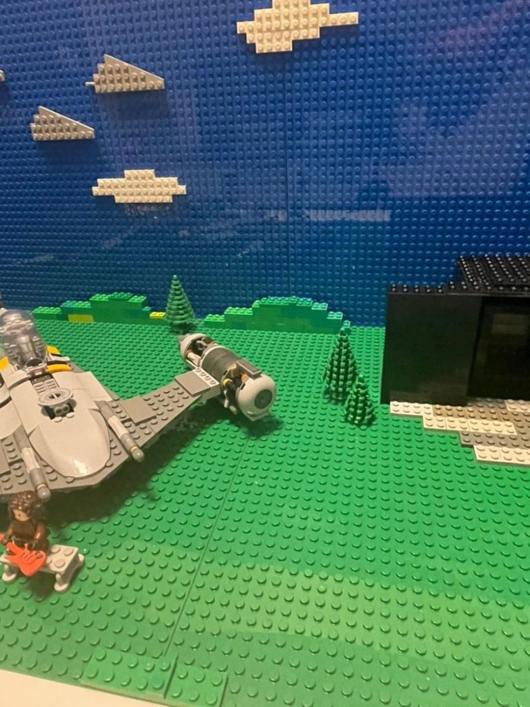 Baukästen-Szene mit einem Flugzeug und Wolkenhimmel in einem kreativen Umfeld.