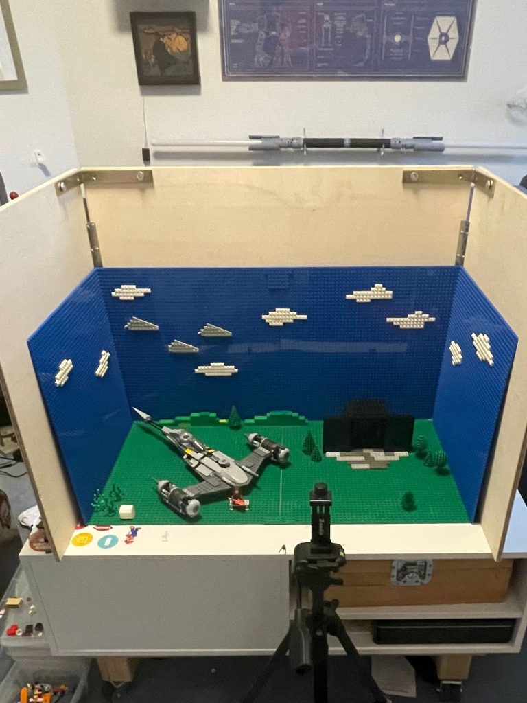 Baukästen-Szene mit einem Flugzeug und Wolkenhimmel in einem kreativen Umfeld.