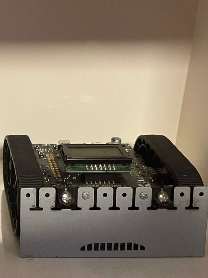 Ein kompaktes elektronisches Gerät mit Kühlkörper und Prozessor.