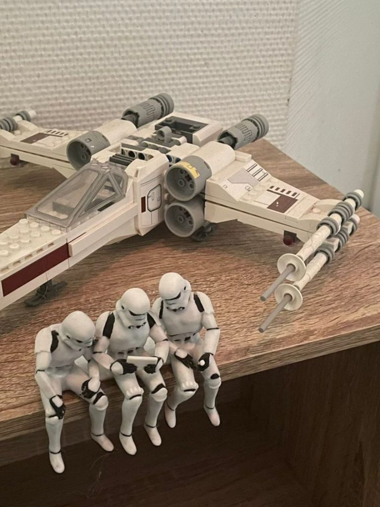 Baukästen-Szene mit einem Flugzeug und Wolkenhimmel in einem kreativen Umfeld.